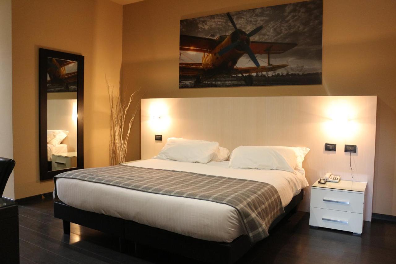 Hotel Garibaldi แวร์เชลลี ภายนอก รูปภาพ