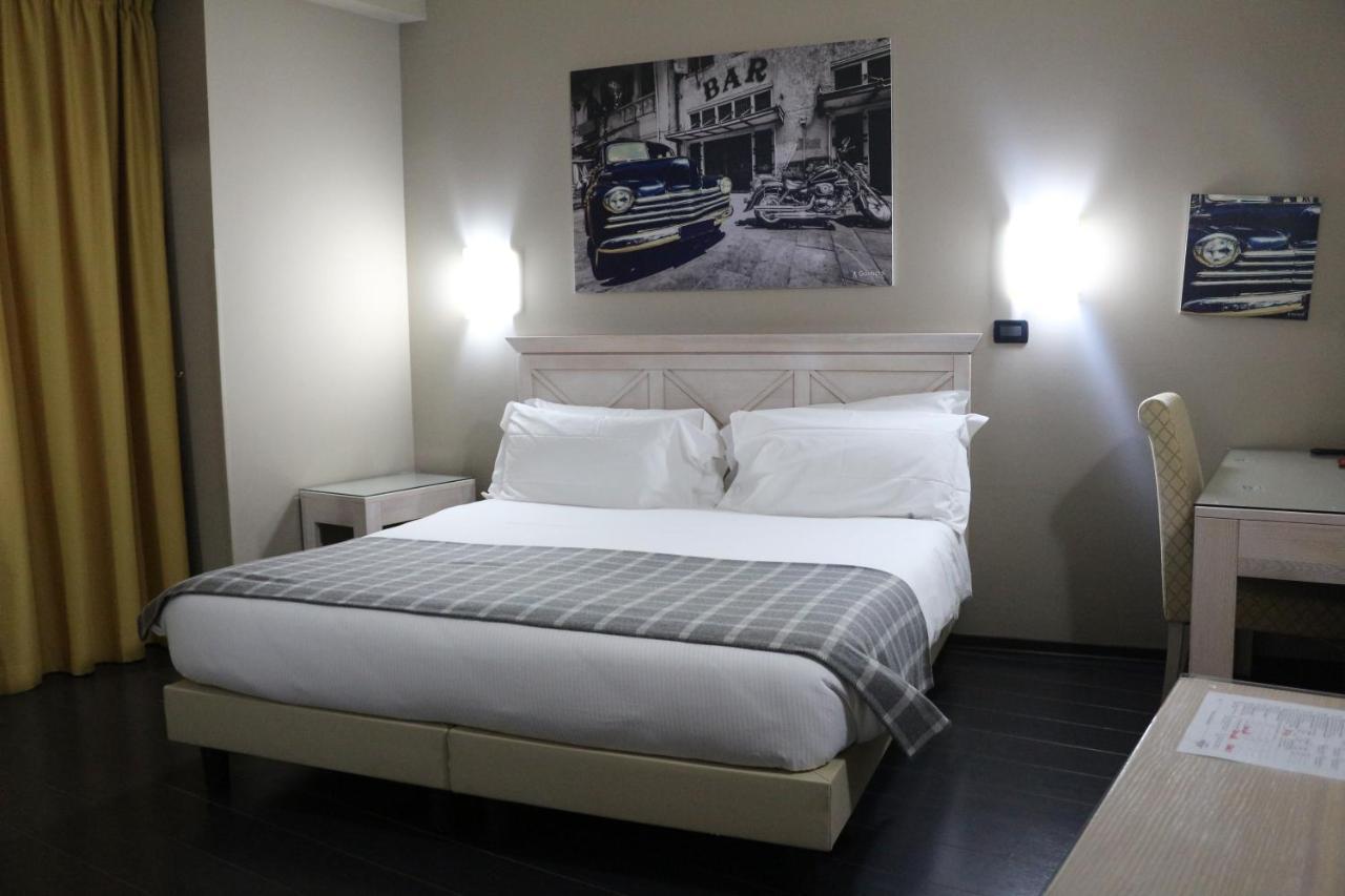 Hotel Garibaldi แวร์เชลลี ภายนอก รูปภาพ